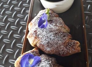 Una foto de Croissants y chocolatines de masa danesa