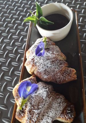 Una foto de Croissants y chocolatines de masa danesa