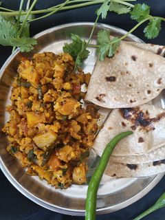 ફુલાવર બટાકા નું શાક (Cauliflower Bataka Shak Recipe In Gujarati) રેસીપી મુખ્ય ફોટો