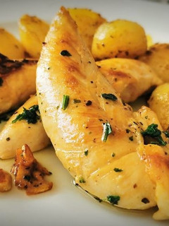 Una foto de Solomillos de Pollo al Ajillo con Patatas