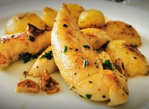 Una foto de Solomillos de Pollo al Ajillo con Patatas