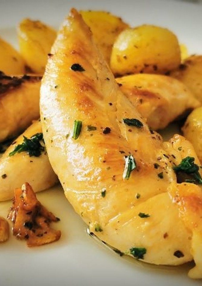 Una foto de Solomillos de Pollo al Ajillo con Patatas