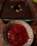 Tarta de chocolate, nueces y coco con salsa de frutos rojos (muy fácil y nutritivo)