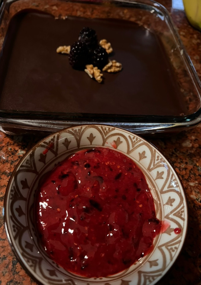 Una foto de Tarta de chocolate, nueces y coco con salsa de frutos rojos (muy fácil y nutritivo)
