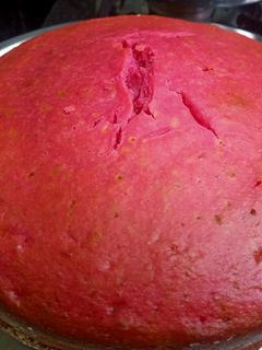 एग्गलेस स्ट्रॉबेरी केक(eggless strawberry cake recepie in hindi) रेसिपी मुख्य फोटो