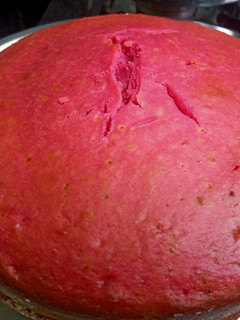 एग्गलेस स्ट्रॉबेरी केक(eggless strawberry cake recepie in hindi) रेसिपी मुख्य फोटो