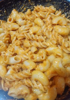 चीसी रेड सॉस पास्ता (cheesy red sauce pasta recipe in Hindi) रेसिपी मुख्य फोटो