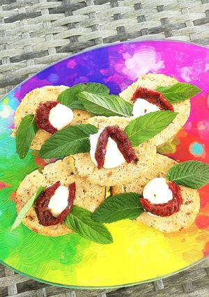 Foto di Rotolo di tonno con pomodoro secco, menta e maionese