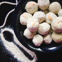 A picture of Green gram ladoo.