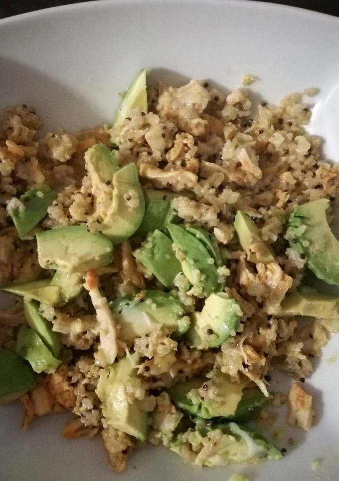 Una foto de Ensalada templada de quinoa, pollo y aguacate al curry
