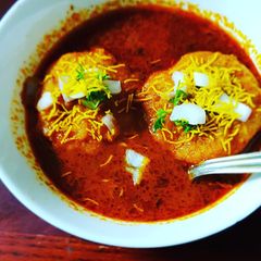 A picture of Kat vada with tambda rassa.