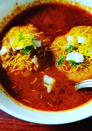 A picture of Kat vada with tambda rassa.