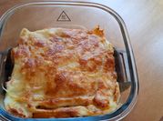 Una foto de lasaña keto