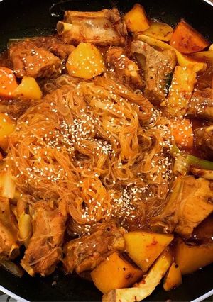 Hình của món 매운갈비찜 - Sườn rim cay Hàn Quốc.