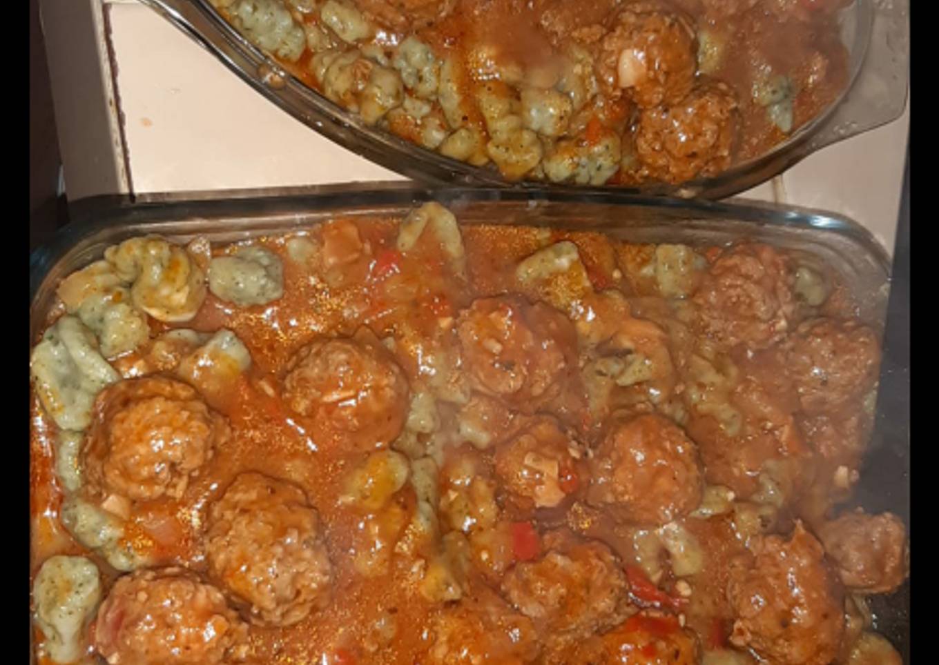 Ñoquis de espinacas, con salsa de albóndigas