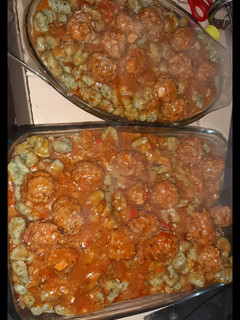 Una foto de Ñoquis de espinacas, con salsa de albóndigas