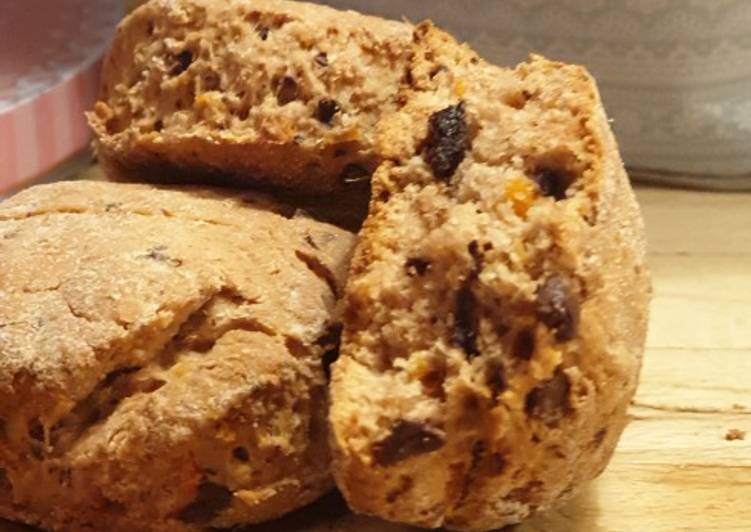 Biscotti morbidi integrali con cioccolato e scorza d'arancia