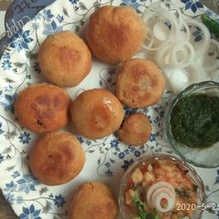 A picture of Fry Litti in ghee.
