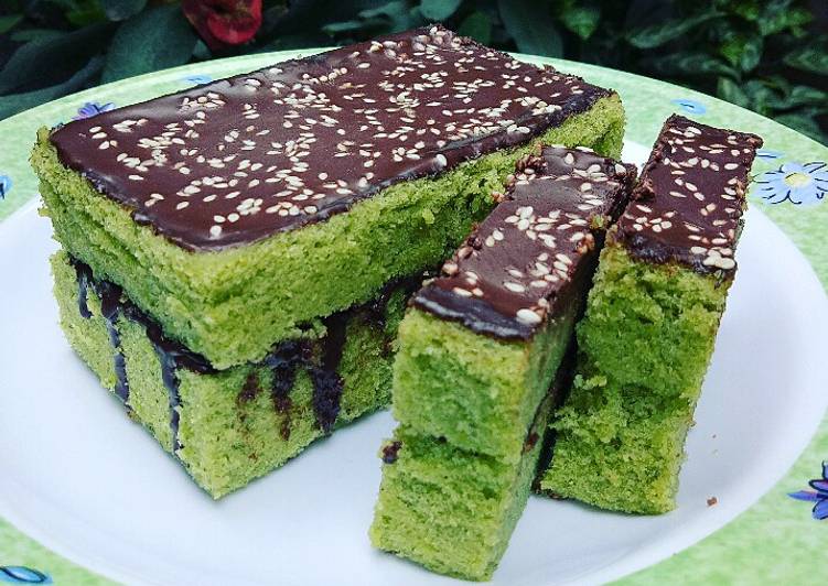 Cara Gampang Menyiapkan Cake Daun Kelor Kukus (Steamed Moringa Leaves Cake), Lezat Sekali