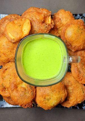 आलू सूजी पकौड़ा (Aloo suji pakoda recipe in Hindi) रेसिपी मुख्य फोटो