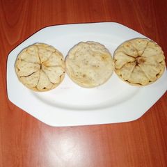A picture of Flower mini pies 🥧🌸.