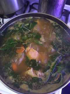 Una foto de Sopa de pollo con fideos y Espinaca