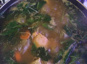 Una foto de Sopa de pollo con fideos y Espinaca