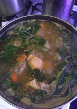 Una foto de Sopa de pollo con fideos y Espinaca