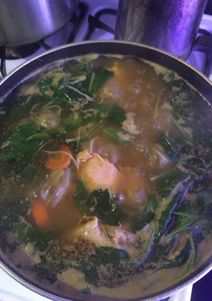 Una foto de Sopa de pollo con fideos y Espinaca