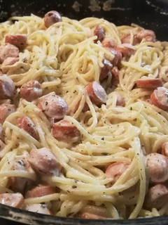 Kecskesajtos, kapros, virslis spagetti recept fotója
