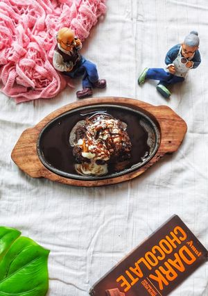 A picture of Homemade Sizzler Biscuit Brownie with ice cream.