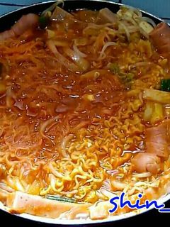 Foto resep Budae jjigae (army base stew)