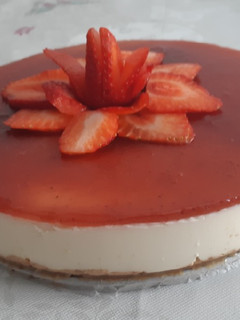 Foto principal de Tarta de queso sin horno con mermelada de fresa