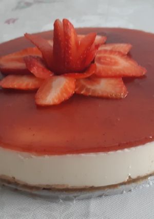 Foto principal de Tarta de queso sin horno con mermelada de fresa