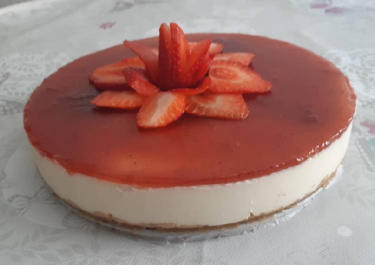 Tarta de queso sin horno con mermelada de fresa