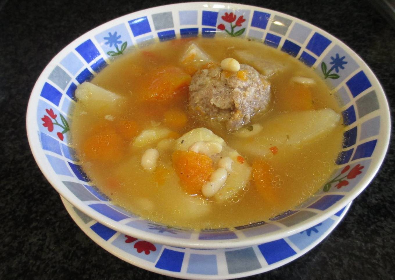 Sopa otoñal con pelotas de carne mixta y calabaza