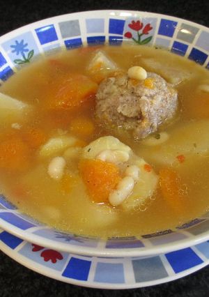 Foto principal de Sopa otoñal con pelotas de carne mixta y calabaza