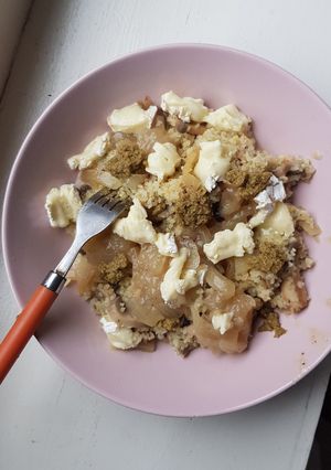 Une photo de Boulgour aux oignons, champignons et fromage