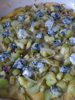 Una foto de Frittata de calabacín, puerro y queso azul