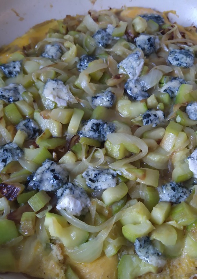 Una foto de Frittata de calabacín, puerro y queso azul