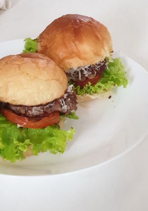 Foto resep Burger dengan homemade patty, mirip burger king