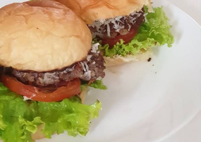 Langkah Mudah untuk Menyiapkan Burger dengan homemade patty, mirip burger king yang Menggugah Selera