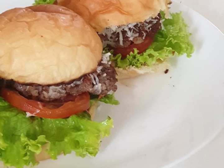 Langkah Mudah untuk Menyiapkan Burger dengan homemade patty, mirip burger king yang Menggugah Selera