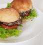 Langkah Mudah untuk Menyiapkan Burger dengan homemade patty, mirip burger king yang Menggugah Selera