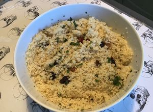Une photo de Semoule de couscous aux raisins secs et épices