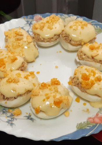 Una foto de Huevos rellenos de marisco