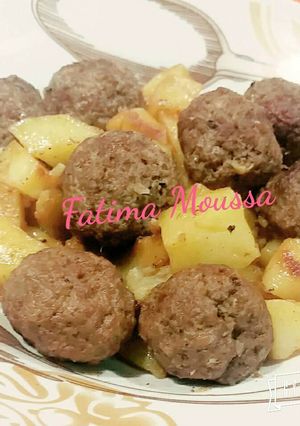 A picture of Kofta with Potatoes and Lemon.