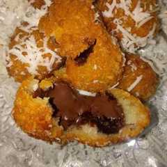 A picture of Bola pisang coklat lumer.