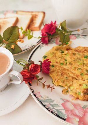 A picture of Spring Onion omellete ! Sandwich ! With hot tea ☕.