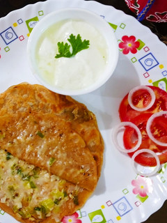 स्प्रिंग ऑनियन के चीज़ी पराठे रेसिपी मुख्य फोटो